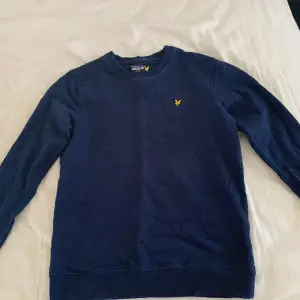 Lyle & Scott tjocktröja i bra skick, gammal och inte använd på länge. Lite skrynklig men tvättas innan den skickas så det försvinner. 