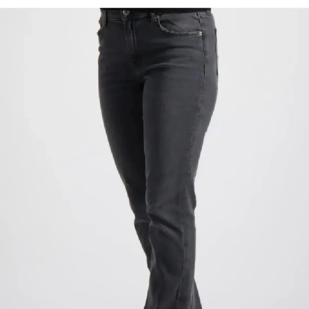 Säljer dehär jeansen från Gina tricot. Modellen är bootcut och lowwaist. St 164, passar någon som är 160-164cm. De är stretchiga i midjan och det finns även resårband. De är i bra skick. Det finns inga fläckar/defekter på jeansen😊😊. Jeans & Byxor.