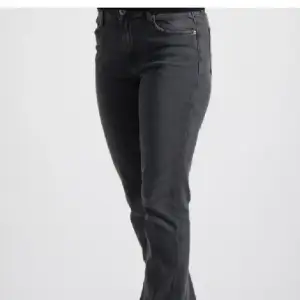 Säljer dehär jeansen från Gina tricot. Modellen är bootcut och lowwaist. St 164, passar någon som är 160-164cm. De är stretchiga i midjan och det finns även resårband. De är i bra skick. Det finns inga fläckar/defekter på jeansen😊😊