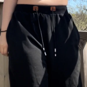 Shorts  - Ett par shorts jag tyvärr inte använder längre  Ett elastiskt band finns vid midjan som inte sitter för hårt eller löst och lätt töjer ut sig efter hur kroppen ser ut. Men om den skulle vara för liten fortfarande finns snören för knytning med. 