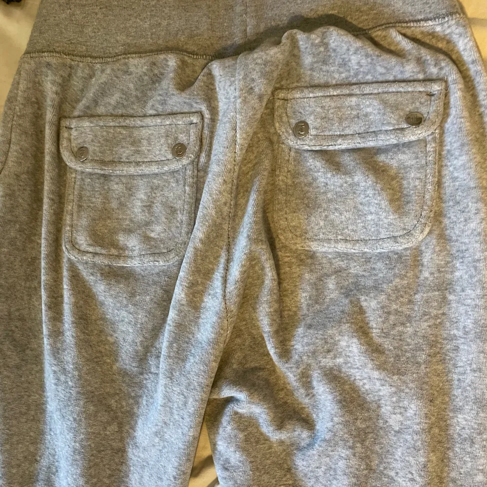 Jag säljer dessa byxor för att dom inte kommer till användning längre. Pris kan diskuteras. Köptes för 1 100 kr säljer för 650 kr. Jeans & Byxor.