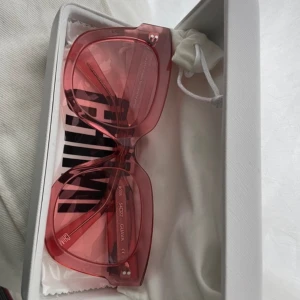 Chimis - Jätte fina rosa chimis i jätte fint skick💕💕perfa till sommaren med lite färg! (Bilder från förra ägaren). Säljer pågrund av att dom var för stora på mej💕