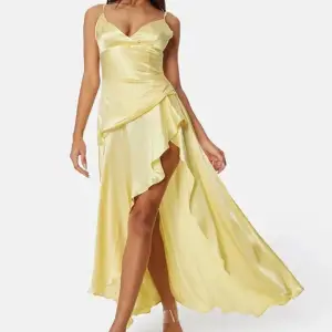 Balklänning från Bardot ”Sorella Midi Dress”. Använd 1 gång, så som ny utan defekter! Nypris 1550kr.