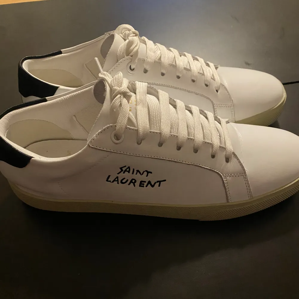Ett par snygga Saint Laurent skor i storlek 45. Väldigt bra skick och perfekt till sommaren. Allt ingår förutom låda därmed det lägre priset. . Skor.
