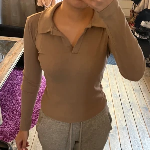 Tröja - Fin tröja från veromoda, räfflad i materialet, väldigt fint skick🙂