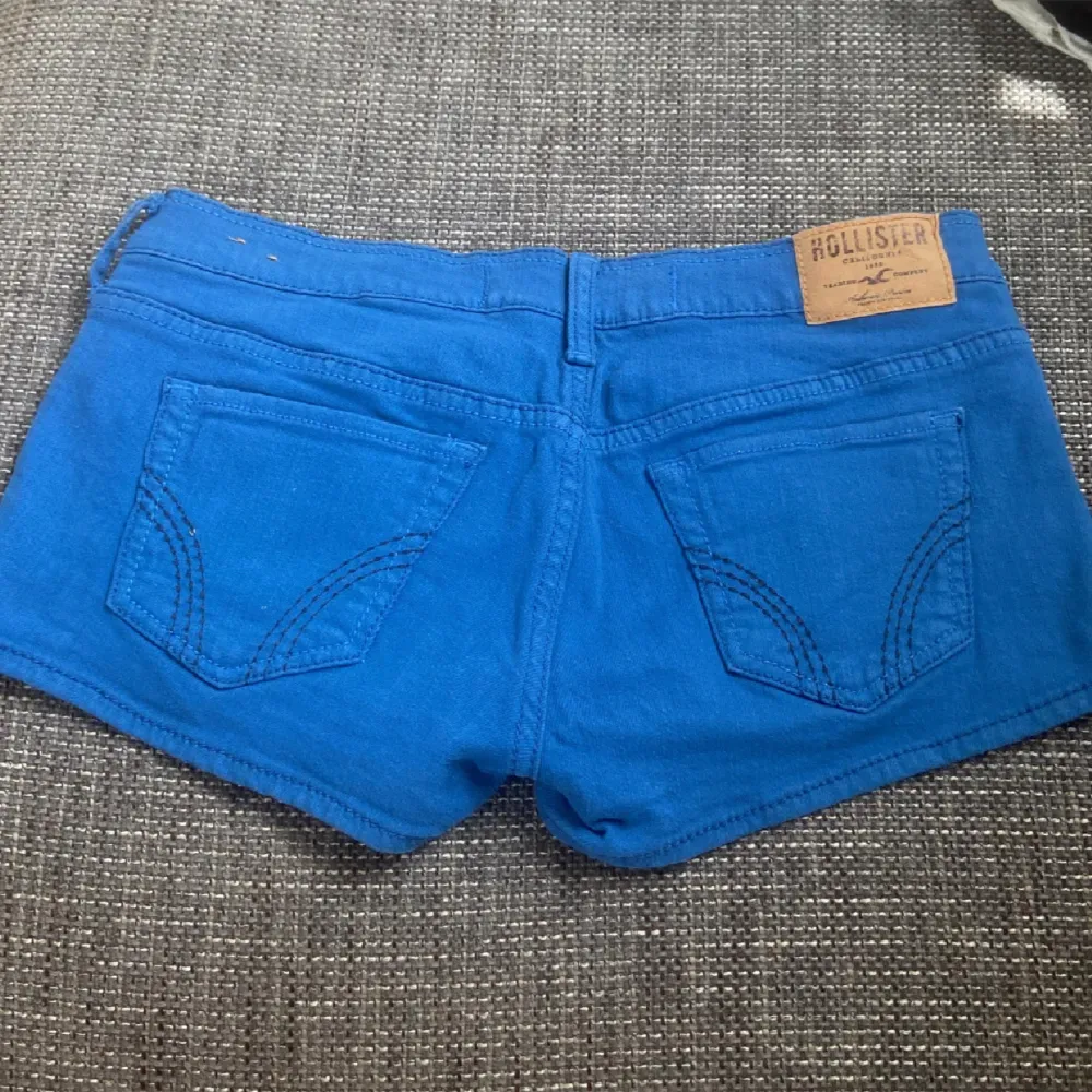 Säljer dom här gulliga hollister shortsen på grund av att dom inte passar💗 bra kvalite och ser inga defekter. Xxs/xs LÅNADE BILDER!. Shorts.