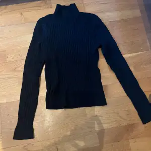 En svart tröja från Sister knitwear i storlek M men efter som den är tajt så passar den på de flesta ändå. Köpt för 200kr säljer för 25kr. Väldigt bra skick. 