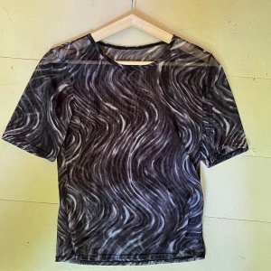 Mesh top - Otroligt fin mesh t shirt från en resale affär i Hamburg! Har inte fått användning för den då min stil ändrats lite :( köptes för 15 euro och använt ca 3 gånger 