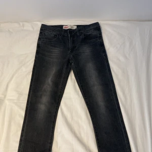 Svarta Levis 510 skinny - Har andhämtning ett par få gånger. Skick 8/10. Dom har storlek 152 cm eller 12 år Ny pris 500kr 
