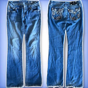 Miss me jeans - Ett par jätte fina bootcut miss me jeans💙 slitna längst ner vid benöppningen men annars inga problem! Hör av dig ifall du har frågor!😊