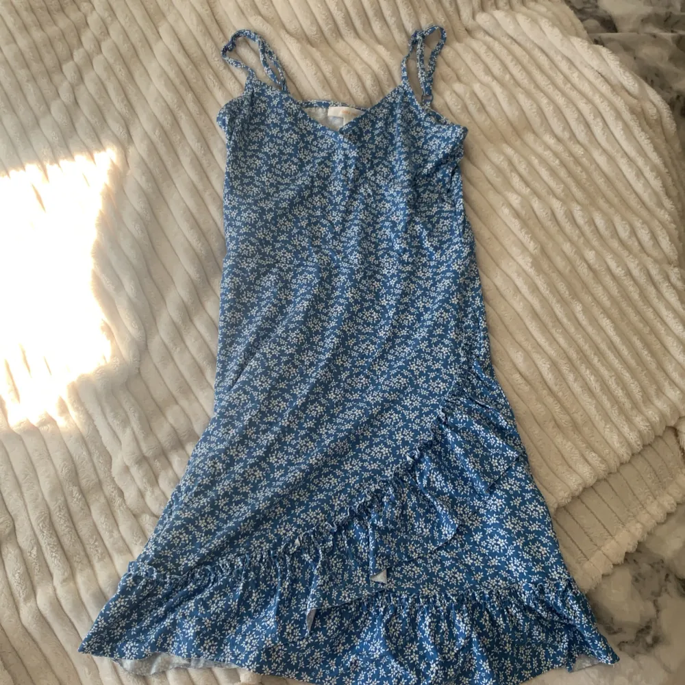 🫶🏼Säljer denna blåa klänningen för att den kmr inte till min användning längre🫶🏼 Använd 3-4 gnr🫶🏼Är i bra skick!🫶🏼Antar att klänningen ska vara lite kort🫶🏼. Klänningar.