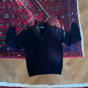 Half Zip - Säljer en otroligt fin half zip av märket Alan Paine. Tröjan är av högsta kvalitet och sydd i lammull. Nypris: 1800. Mitt pris: 599