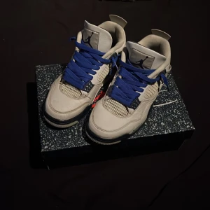 Jorden 4  - Jag säljer mina jorden 4 midnight navy för att jaa har växt ur dem. Storlek 40.5 uk 6.5. Den är är skick 7/10 för dem har lite märken av att dem är använda. Jag köpte dem för ungefär 4000kr säljer dem för 799 hör av er vid frågor