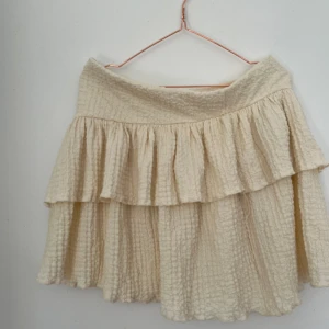 Volangkjol - Oanvänd volang kjol som inte säljs längre som sitter som en M