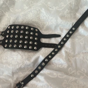 Två nit smycken - Ett armband och ett halsband. Båda funkar bra och har blivit använda ett par gånger.