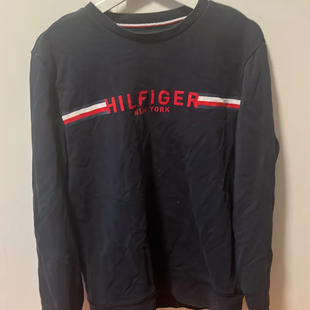 Säljer denna Tommy Hilfiger tröja för bra pris. Storlek M, passar 170-180. 14 eller 15 års ålden. Skicket är väldigt bra, använt få tal ggr.. Tröjor & Koftor.