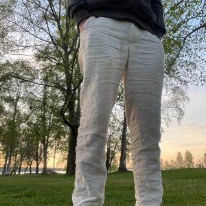 Linnebyxor volt - Säljer mina linnebyxor från volt. Det är storlek 46 men skulle gissa att det motsvarar small typ. De kostade 1099 när jag köpte de. De är i väldigt fint skick då jag bara andvänt de vid speciella tillfällen. Pris går att diskutera. Skriv om ni undrar