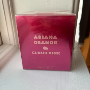Ariana grande, cloud pink  - Jag säljer en helt oöppnad Ariana grande parfym i doften cloud pink. 
