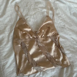satin topp i spets🌸 - säljer denna så snygga linnet från nakd, aldrig använt💋 så fina detaljer och helt perfekt, slutsåld överallt 