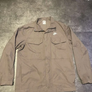 Nike overshirt/ jacka - Säljer denna jackan då den inte kommer till användning 