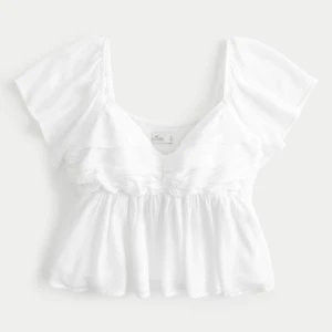 Vit topp - Säljer en skön, mjuk topp med skrynklig tyg. Säljer p.g.a att det är för stor. Prislappen är forfarande på och toppen är helt oanvänd. Ordinarie pris är 410kr + frakt. Kontakta innan köp om till exempel fler bilder eller något🙂 kom med prisförslag💞