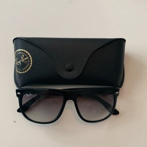Ray ban boyfriend  - Tja! Säljer ett par ray band boyfriend dom är aldrig använda och är perfekt nu till sommaren! Hör av er vid minsta lilla fundering😃