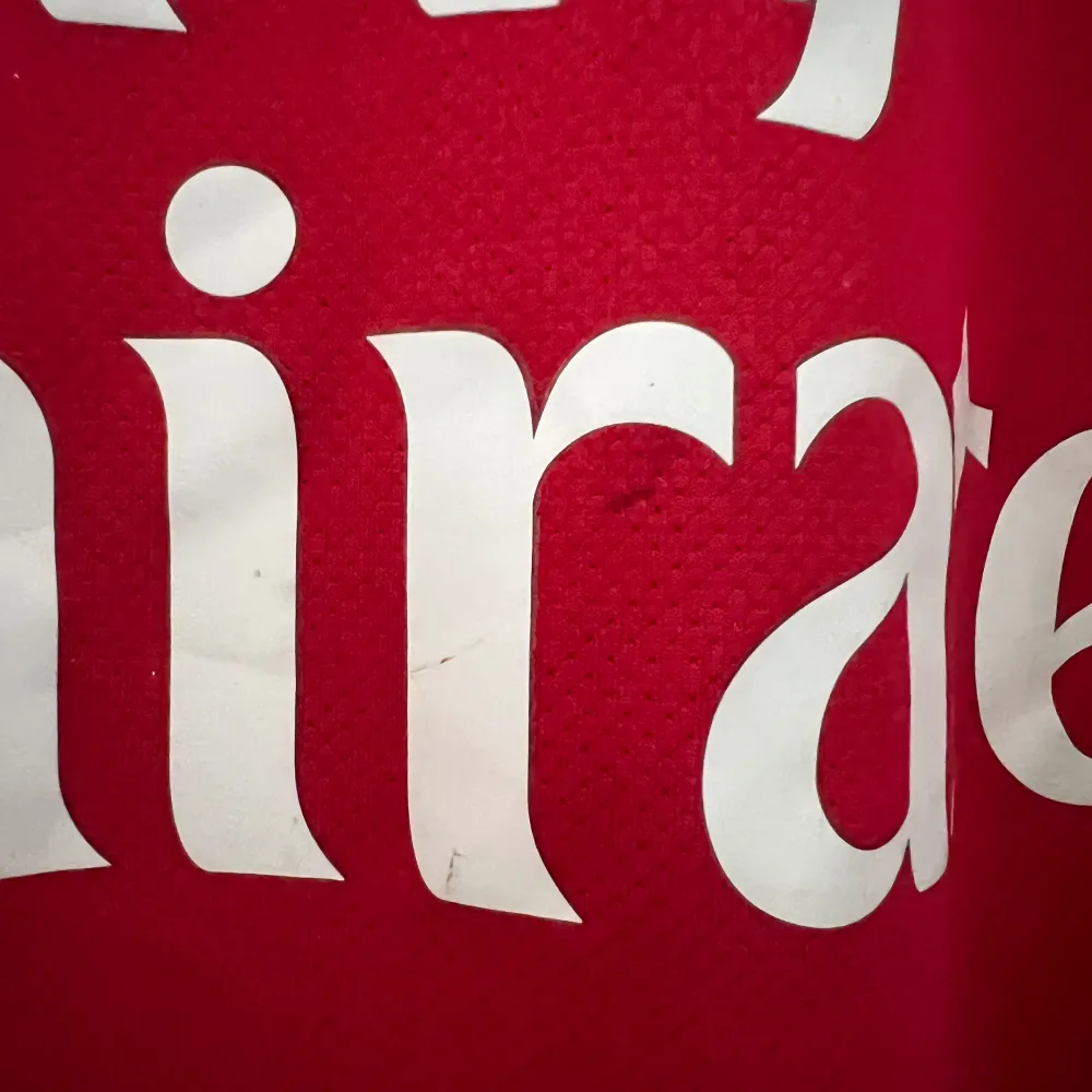 Arsenal hemma tröja från 2011/2012 bra skick förutom det på sponsorn som syns på bilden. Skicka vid funderingar eller mer bilder 😁🤩. Sport & träning.
