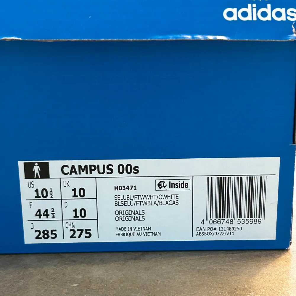 Hej! Säljer nu mina Adidas Campus 00s eftersom att den har blivit för små.  Köpte dem förra sommaren och använde dem några gånger innan jag kände att dem var för små. Blåa och vita snören följer med. Fraktkostnaden är ej med i priset. Storlek 44 2/3 . Skor.