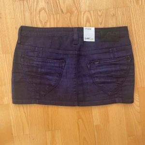 Jeanskjol - Jättesnygg lila jeanskjol som är helt oanvänd och från Lee. (färgen syns bäst på första bilden). Köparen står för frakten❤️