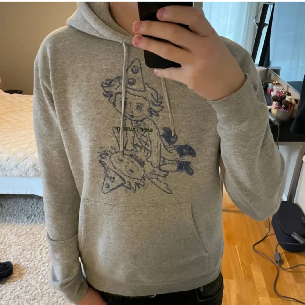 Säljer nu en fet YSL hoodie som är väldigt unik och efterfrågad. Order bekräftelse finns. Ny pris runt 9000kr säljs för 3500 kr men kan sänkas vid snabb affär!!   . Hoodies.