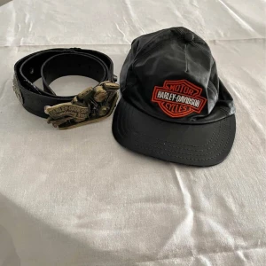 Äkta harley davidson bälte och keps  - Snyggt bälte och keps. Nyskick 