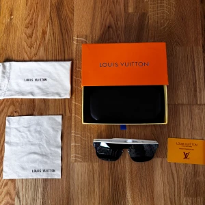 LV glasögon - Ett par schyssta louis vuitton glasögon som är sjukt stilrena och passar till det mesta! Köpte dem för 5700kr i orginal pris men tappat bort påsen till dem så priset sänker jag till 3600. Pris går att diskuteras!! 