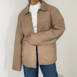 Läderjacka  - Säljer denna supersnygga vintage läderjackan. Passar S/M.  Fin brun färg! Perfekt nu till våren och sommarkvällar! Skick-se bilder. 