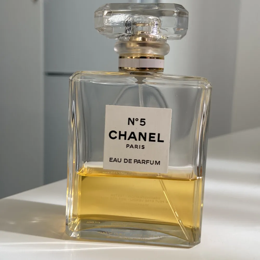 Säljer denna damparfym från Chanel no5 EDP i 100 ml från början. Avgör mängd själva. Kolla igenom alla bilder innan köp. . Övrigt.