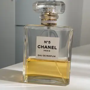 Säljer denna damparfym från Chanel no5 EDP i 100 ml från början. Avgör mängd själva. Kolla igenom alla bilder innan köp. 
