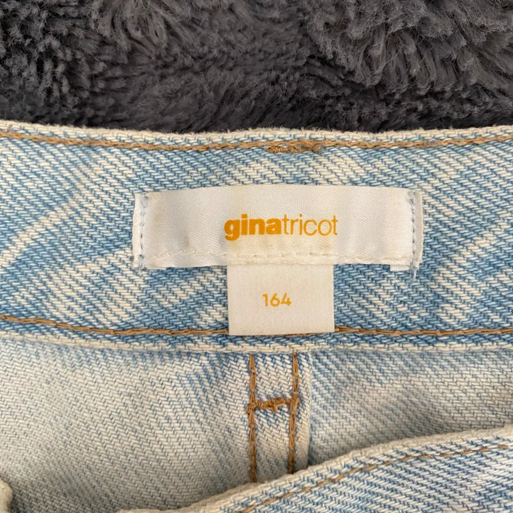 Cilla shorts med stenar på framsidan och några trasiga detaljer. Köpt på Ginatricot (barnavdelningen) för ett år sedan för 280 kr. Använd mycket men fin. Shorts.