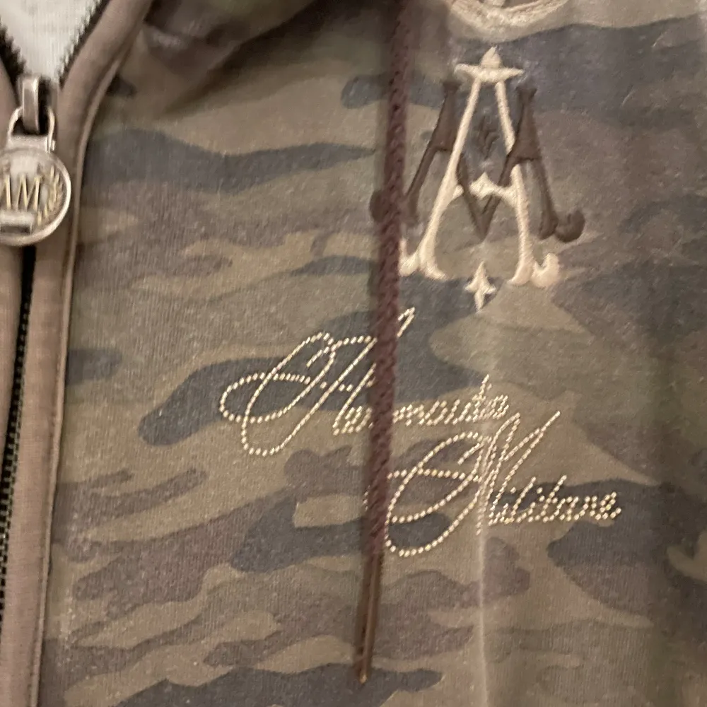 Kamouflage hoodie med fina detaljer, tunt material så perfekt till sommaren. Hör av er vid frågor!(:. Hoodies.