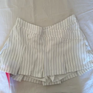 Gullig Vit MiniKjol  - Gullig miniskirt för endast 50 kr, helt oanvänd + prislapp sitter kvar😍