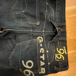 G-star raw jeans - väldigt fina jeans, dem är baggy men samtidigt inte riktigt baggy, jag skulle säga att de är straight style.  Men jeansen är överallt i jätte bra form och är skit snygga. kontakta mig om du har några frågor✨🩷