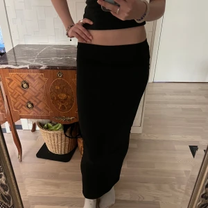 Lång kjol - Superfin lång kjol som är perfekt till sommaren. Köpte det på Plick för ett tag sedan men kom aldrig till användning. Jag är 165cm!