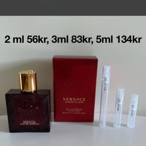 2 ml 56kr, 3ml 86kr, 5ml 134kr av Versace Eros flame. - Versace Eros flame är en fin doft som man kan ha både på sommaren och vintern. I öppningen så doftar den fräscht och citron. Sedan när den har torkat blir en fin vanilj som samtidigt är fräsch. Om ni har frågor eller vill köpa så skicka i dm.