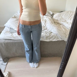 Jeans  - Skit snygga jeans som ej är jeans material, dem är jättesköna och sitter bra🤍🤍🤍skicka för mått