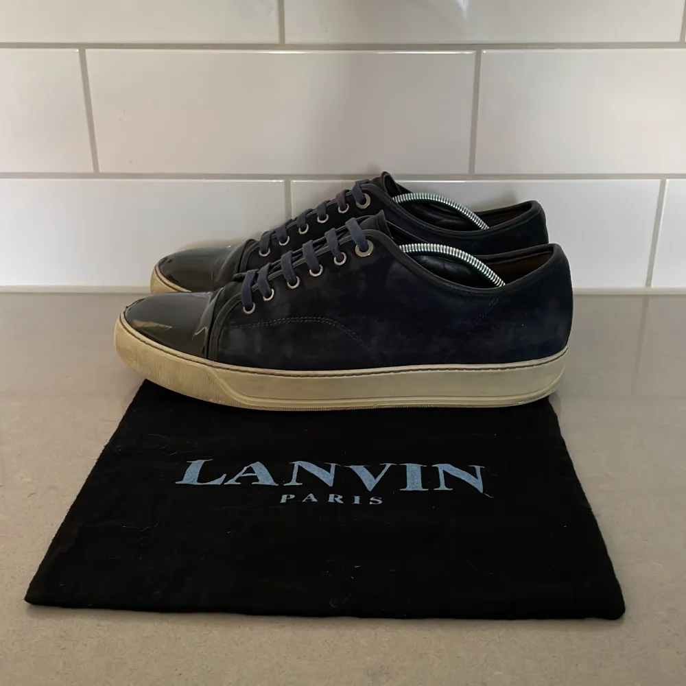 Trendiga skor från Lanvin | Storlek 43 - Skorna är i bra skick men lite defekter på skosnörena - Vårat pris: 1,999kr - Nypris: 4,499kr. Skor.