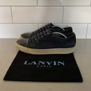 Trendiga skor från Lanvin | Storlek 43 - Skorna är i bra skick men lite defekter på skosnörena - Vårat pris: 2,199kr - Nypris: 4,499kr