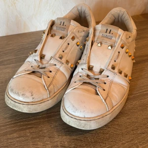 Valentino Open - Kap! | Strl 43 | Skick:7/10 | Tre nitar borta och liten repa på framsidan | Säljer billigt för vill bli av med fort | Tvär feta till sommaren!