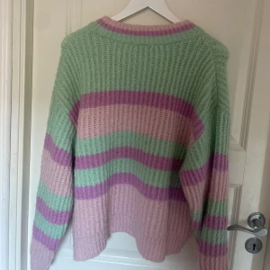 Stickad tröja  - Stickad tröja från Gina tricot i fint skick. Använd fåtal gånger.  Storlek S. Köpte för 399