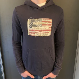 Ralph Lauren Hoodie - Säljer nu denna asfeta Ralph Lauren hoodie i ett gott skick! (Denim & Supply) Storleken är S men funkar som M med! Nypris ligger på ca 2000kr❌ men mitt pris endast 449kr✅ Hör av dig vid minsta lilla fundering!! 😊😊