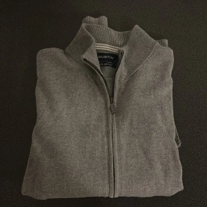 Grå full zip - Säljer då den är för liten  Strl M 