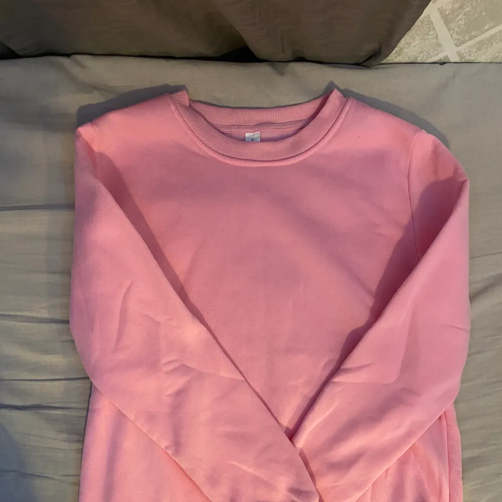 Jättefin rosa sweatshirt som är i bra skick, och är storlek S✨ Vet ej vart den är köpt, har haft oanvänd i min garderob i ungefär ett år nu. . Tröjor & Koftor.