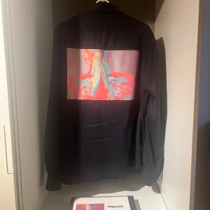 Limitato skjorta - Säljer en sällan använd och fet Limitato skjorta i strl L. Skjortan samt box (box medföljer) är i bra skick och säljs för 1200 kr (nypris runt 3000 kr) och priset är inte hugget i sten. För fler frågor eller bilder är det bara att skriva😀 